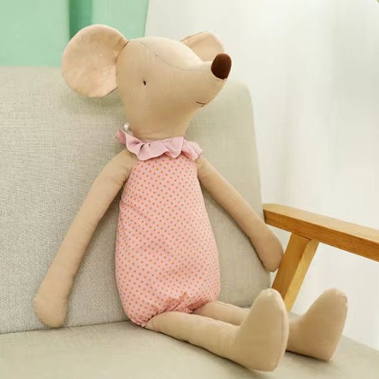 Doudou Souris Luna assise sur chaise